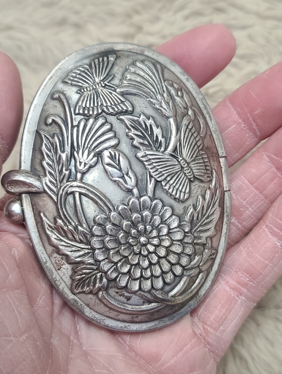 Vintage Pewter Ornate Floral Embossed Silver Compact Mirror, Clamshell - Picture 3 of 5
